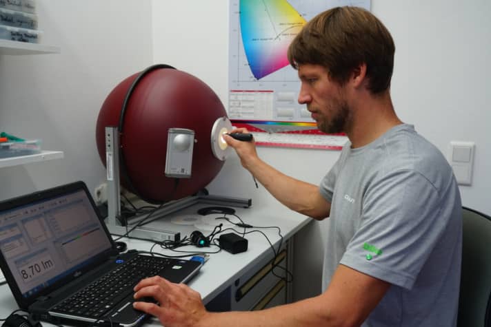 BIKE überprüft die Lumen-Werte der Lampen in der geeichten Ulbricht-Kugel im Hause Lupine.