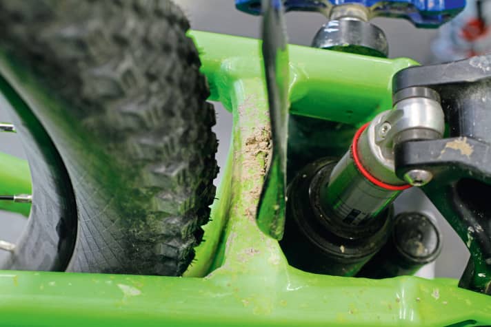   Zeitweise eng: Das Tyee 3 war das erste seiner Art mit der Umstellung von 26- auf 27,5-Zoll-Laufräder. Entsprechend eng ist die Reifenfreiheit am Hinterbau (hier mit Schwalbe Rock Razor). Beim Nachfolger wurde der Platz bereits luftiger.