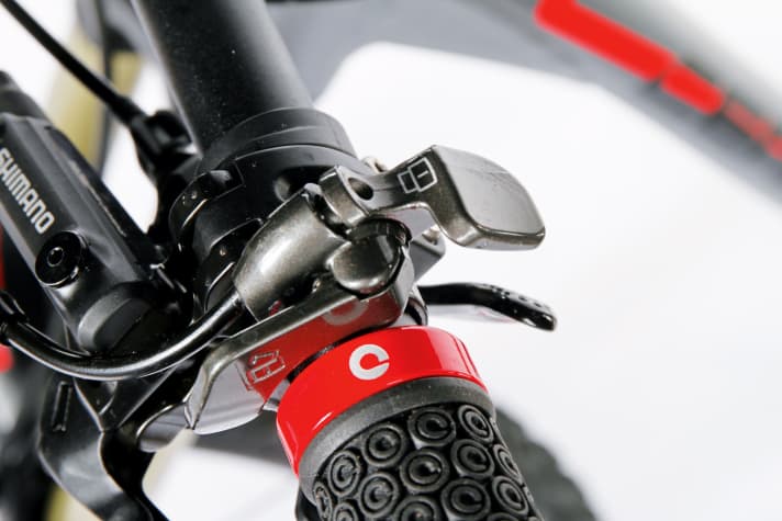   Centurion/Haibike: Die SR-Suntour-Gabeln funktionieren gut. Besonders der Lockout-Hebel besticht durch seine Ergonomie.