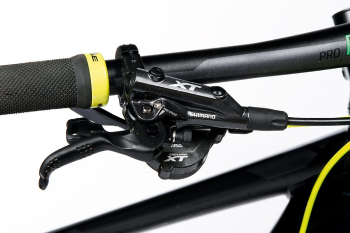   Cube montiert als Einziger die hochwertige XT-Bremse. Dafür wird an den Reifen gespart. Schwalbes Active-Line-Pneus sind Spaßkiller auf dem Trail. 