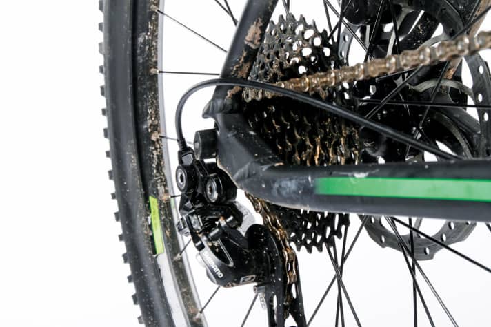   Haibike offers a wild mix of components. Sram cassette, Shimano rear derailleur and KMC chain. Too bad: no Shadow Plus rear derailleur.