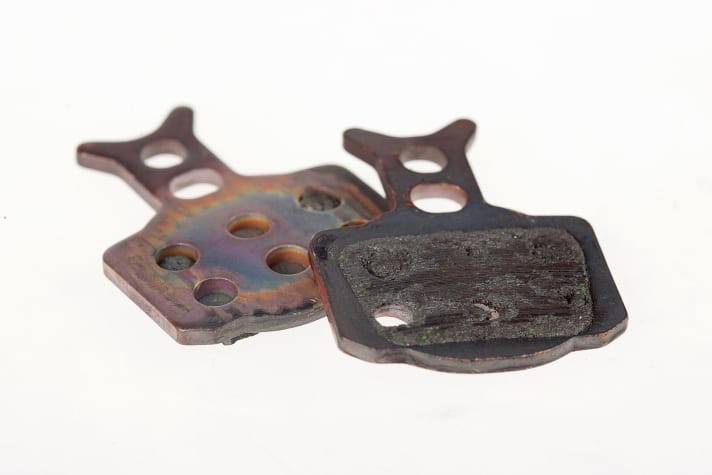   MINUS Formula: Auch die Formula-Beläge kamen beim 105-Kilo-Mann ans Limit. Der Sinter-Belag verschliss innerhalb einer Abfahrt bis auf die Trägerplatte. Zusätzlich wölbte sich die Stahlträgerplatte leicht nach außen.