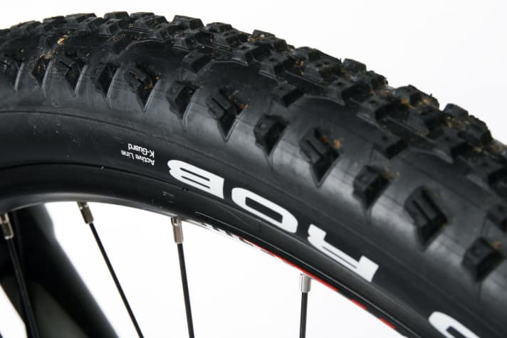   Kross: Die Polen glänzen mit dem leichtesten Rahmen im Testfeld. Dank schwacher Ausstattung ist das Kross jedoch eines der schwersten Bikes. 