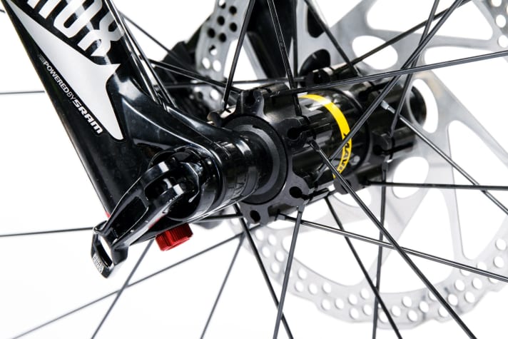   Stevens/Poison: Nur die zwei Hersteller verbauen eine Gabel mit QR-15-Steckachse. Sie erhöht die Steifigkeit und verbessert die Handhabung deutlich.