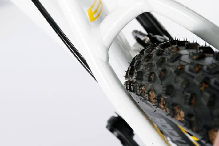   Der Rahmen des Radons ist steif, aber die Mavic-Laufräder verwinden sich in Verbindung mit den Schnellspannern spürbar.