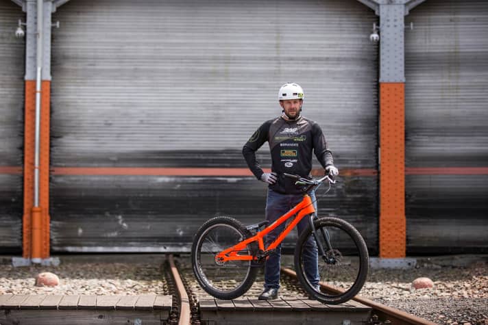   Marco Hösel (35) comes from Thalheim in the Ore Mountains and is a six-time trial world champion, 19-time German champion and has won three overall World Cup victories in MTB trials. He regularly performs at his own trial shows and also runs the BIKEacademy Erzgebirge riding technique school.