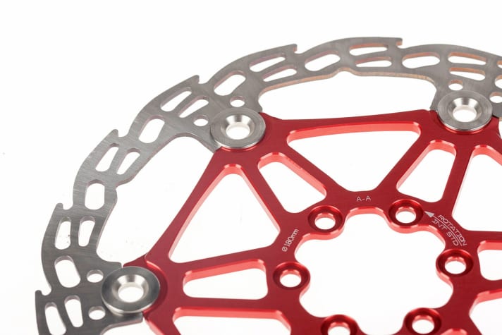   PLUS Hope: Mit nur 1,85 Milli­metern zählt die  Hope-Scheibe neben Shimano und For­mula zu den dünnsten im Vergleich. Durch den zweiteiligen Aufbau mit Alu-Spider hält sie dennoch den Belas­tungen stand.