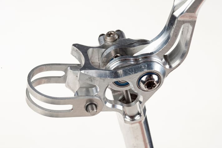   PLUS Trickstuff: Our pre-series test sample has already had a taste of Rampage on Tomas Zeyda's bike. The quadruple ball-bearing lever sits comfortably on the finger and provides a crisp pressure point. Pressure-stable Kevlar lines and a large reservoir are top notch.