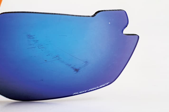   Kratzer im Glas beschädigen Beschichtungen wie Tönung oder Entspiegelung und lassen sich nicht reparieren. Eine zerkratzte Brille sollte bald ersetzt werden. Die feinen Schrammen streuen und reflektieren das Licht, dadurch ermüdet das Auge schneller.