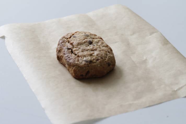   Das Verpackungsmaterial grob auf die Größe des Riegels zurechtschneiden.