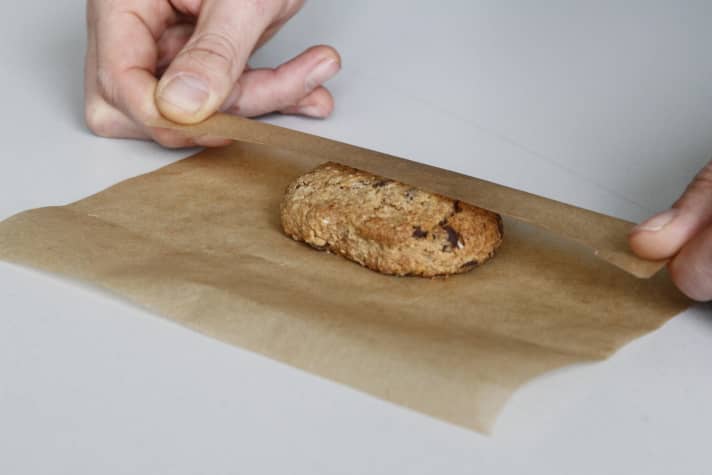   Der Riegel wird, wie beim Verpacken eines Geschenks, eingerollt...