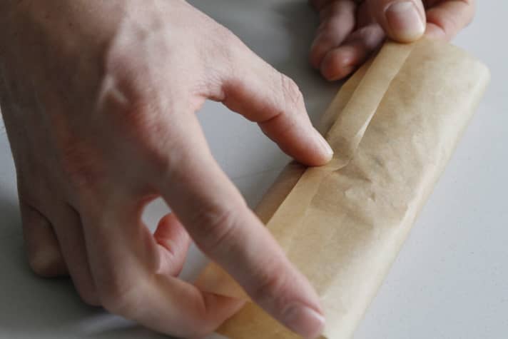   ...das Ende der äußeren Seite ca. einen Zentimeter zurückklappen. Die entstehende Lasche dient später als Öffnungslasche.