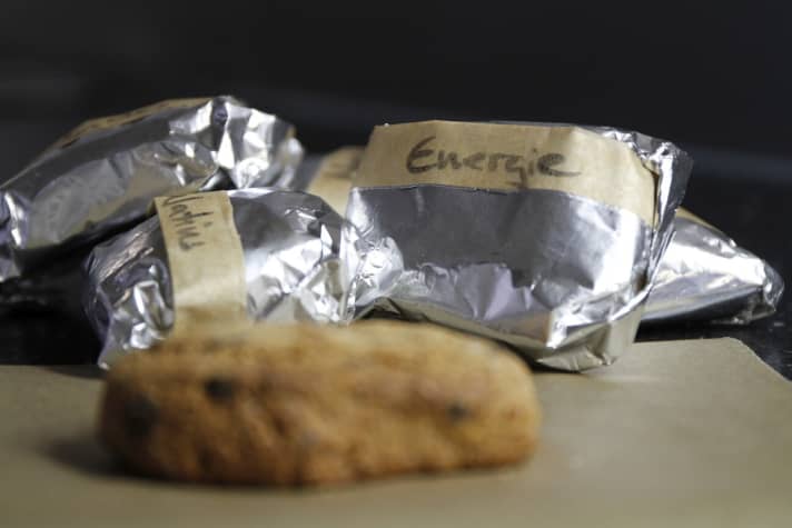   An der entstandenen Lasche können die Riegel leicht geöffnet werden. Die Beschriftung hilft, in der Tiefkühltruhe treffsicher zum richtigen Päckchen zu greifen.