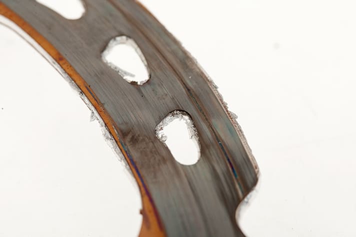   MINUS Shimano: Das altbekannte Problem: Bei  extremer Belastung und einem Fahrergewicht von 85 Kilo oder mehr schmilzt der Alu-Kern der Icetech-Bremsscheibe. Die defekte Scheibe beschädigt anschließend die Beläge. 