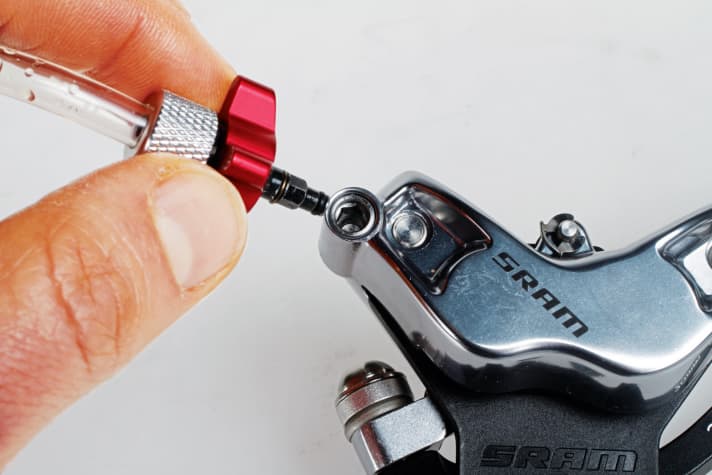   PLUS Sram: The Guide Ultimate has a new bleeding system for easier and faster servicing. The syringe on the brake calliper is simply attached with a quick-release fastener.