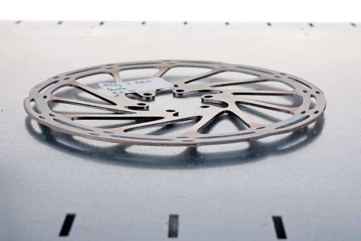   MINUS Sram: Wie Shimano zeigt auch Sram nach wie vor eine bekannte, wenn auch weniger kritische Schwachstelle bei extremer Belastung. Die Centerline-Rotoren verformten (schirmten) sich im Praxistest bleibend bei einem Fahrergewicht ab 85 Kilo und harter Belastung.