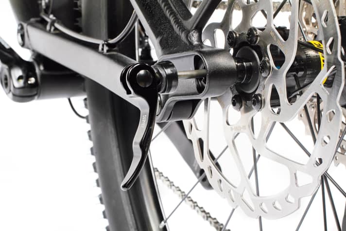   + / – Canyon, Giant: Beide bauen ihren auf Steckachse ausgelegten Rahmen mit einem Adapter auf Schnell­spanner um. Das Zurückrüsten auf eine X12-Achse bleibt möglich.