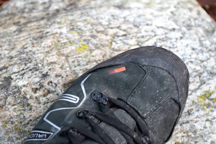   Das Zehenschutz-Gummi löst sich an ein paar Stellen geringfügig ab, lässt sich aber kleben. Überhaupt sieht der Vorfuß noch ziemlich gut aus, weil er durch die steife Sohle kaum abknickt. Trotzdem: Nach zwei Jahren drückts am linken Übergang zur Lasche etwas Wasser durch.