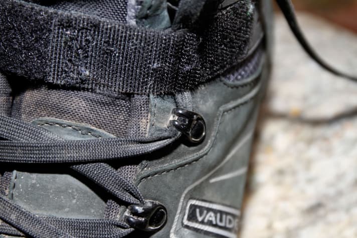   Wie lang halten die noch? Die oberste Öse knabbert bereits an den nachgerüsteten Freeride-Schnürsenkeln.