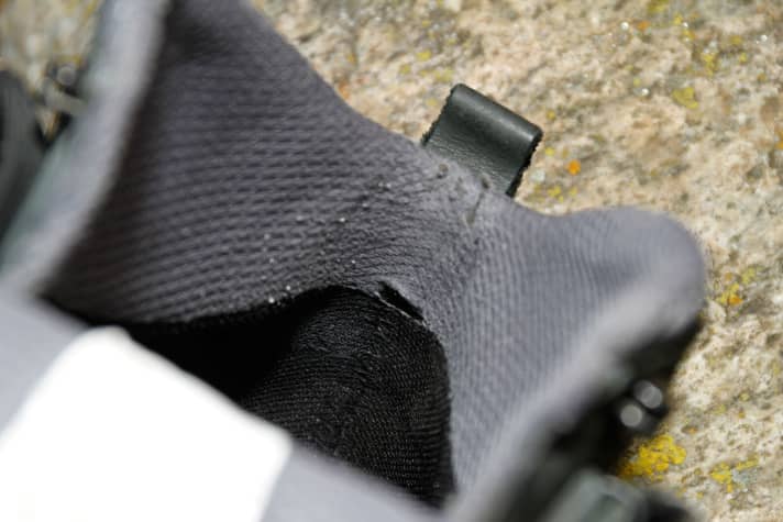   Lochfraß: Das Stofffutter an der Ferse litt während des Testzeitraums etwas unter dem fast täglichen Gebrauch. 