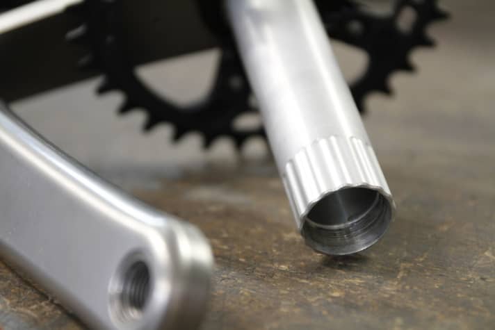   While most titanium cranks still run with outdated square mounts, the Falkenjagd arms come with a pressed-in 30-millimetre shaft made of aluminium, which ensures high rigidity.