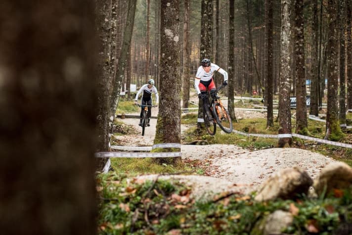   The hardtails can do more than just ride fast uphill! Markus Schulte-Lünzum gives the Scott a flying lesson on the race track in Obertraun.