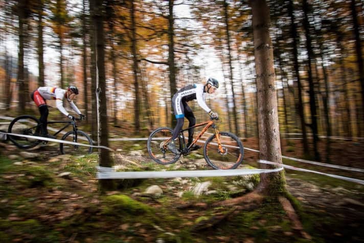   Smoothly licked crushed sand track or technical root passage. The permanent race track in Obertraun (Upper Austria) offers all facets and was ideal for our test purposes.