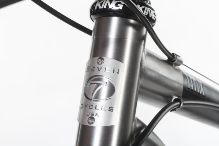   Qualitäts-Zertifikat: das Seven Cycles-Logo am Steurrohr.
