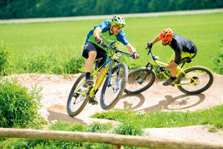   Die BIKE-Tester beim Testen: Mit den Plus-Bikes hielt auch der Boost-Standard bei Mountainbikes Einzug.