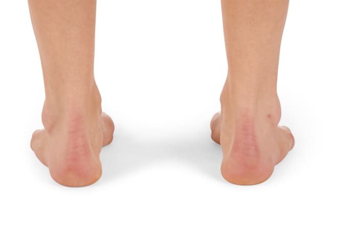    Füße nach außen drücken, Teil 2:  Drücken Sie die Fußgewölbe jetzt hoch und zur Seite. Dabei die Knie ebenfalls leicht nach außen drücken. Sie fühlen die Belastung sowohl im Fuß wie auch im Gesäßmuskel. Halten Sie die Stellung zu Beginn 20 Sekunden lang. Gefolgt von einer gleich langen Pause. Wiederholen Sie die Übungen 8–15 Mal. Fortgeschrittene erhöhen die Haltezeit auf bis zu 60 Sekunden. Ideal: Die Übungen können Sie auch unterwegs machen (U-Bahn, Bus). Dafür sollten Sie aber einen flachen, ungedämpften Schuh tragen. Wie oft: täglich.