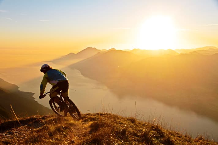   Die Sehnsucht nach dem Gardasee beginnt schon auf der Rückreise gen Heimat. Spätestens hinterm Brenner, wenn man mit diesem Bild im Kopf die Scheibenwischer einschalten muss. 