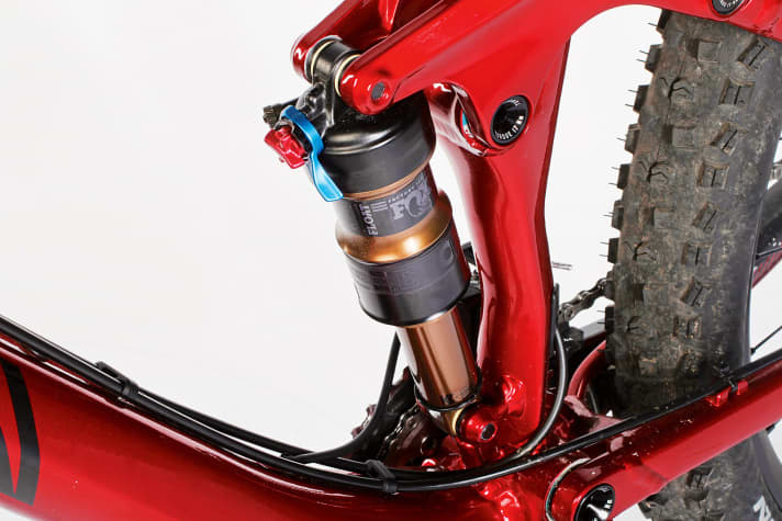   + Canyon: Die Top-Fahrwerkskomponenten von Fox erlauben Könnern über die Druckstufendämpfung eine perfekte Abstimmung aufs Terrain. 