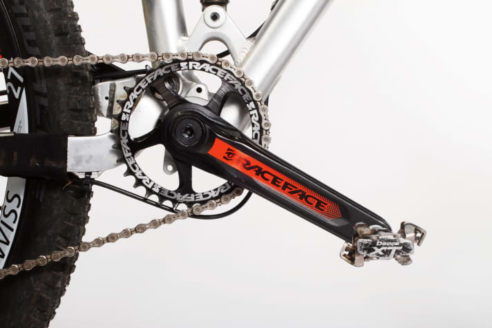   – Cube:  Der Einfach-Antrieb am Stereo-Test-   Bike hat die bekann­ten Vor- und Nachteile. Ohne Kettenführung sprang uns die Kette mehrfach ab.