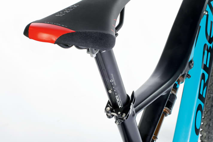   + / – Orbea: Die manuell absenkbare Stütze ist eine schlaue Idee, gegenüber einer Teleskopstütze ist sie unempfindlicher. Die Bedienung ist freilich weniger komfortabel.