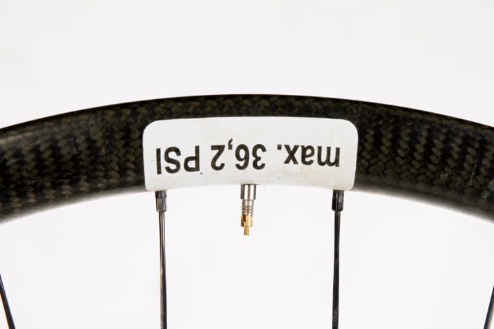   Take care with high profile rims: If the valve is too short, the pump head cannot be fitted properly and does not close airtight when pumping.