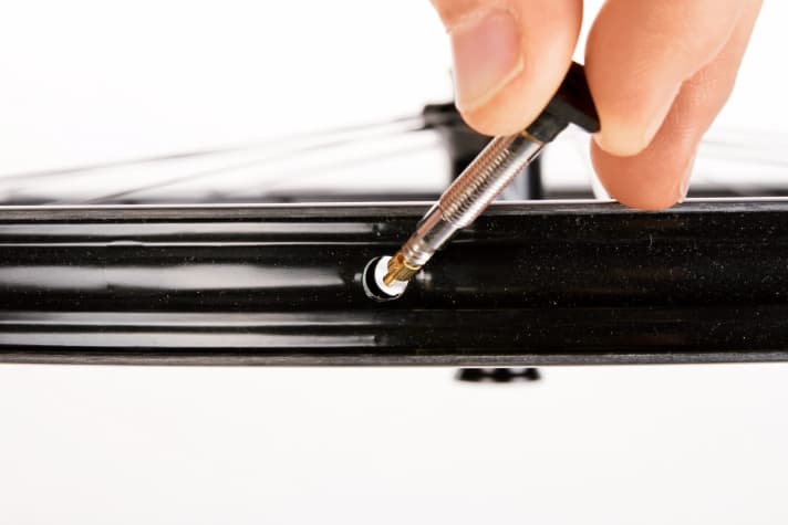  Das Ventil muss zur Felgenbohrung passen. Verwendet man Sclaverand-Ventile in zu großen Felgenbohrungen, kann dies zum Ventilabriss führen. 