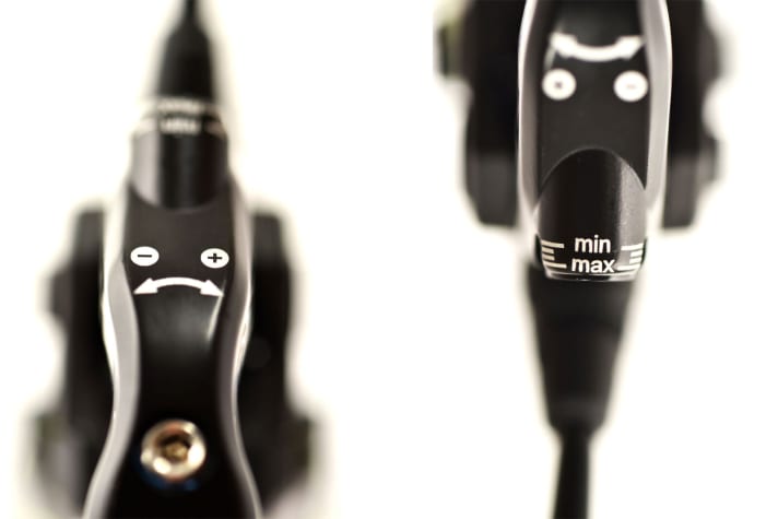   Stepless reach adjustment (left) and the adjustment range for the lever ratio and therefore the braking power (right). The MT7 Danny MacAskill does without the BAT/TPA brake pad adjustment (pressure point position).