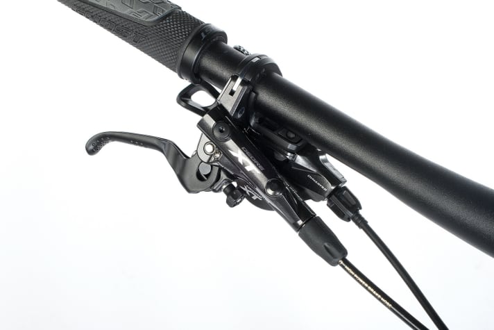   Die XT-Bremsen von Shimano sind an extrem vielen Bikes verbaut. Für die Saison 2019 gibt es erstmals auch eine Vierkolben-Version. Hin und wieder hat man mit Druckpunktwandern zu kämpfen, doch in Sachen sonst glänzt die Bremse mit Servicefreundlichkeit.