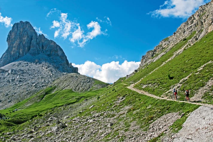   Forcella Ambrizzola: fahrbarer Trail bis zum Pass.