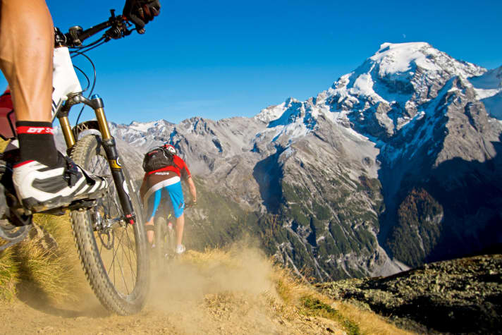   Vom Stilfserjoch zieht der Goldsee-Weg hinab.