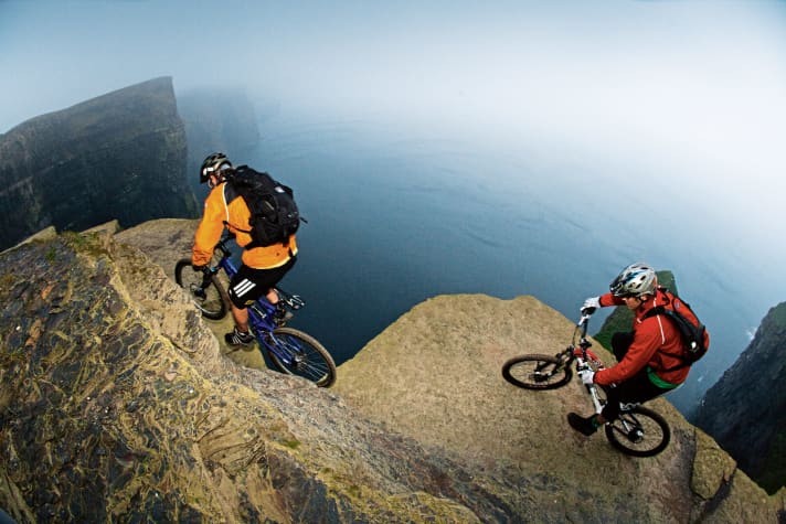   Abgründe am Meer: Das Gleichgewichtsorgan kann man auch an Englands Küste kitzeln. Allerdings wäre es dann ganz gut, wenn Sie Hans Rey, Danny MacAskill oder Steve Peat heißen.