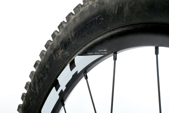   + Specialized: The 29 mm wide rims with grippy 2.3 tyres provide a lot of riding fun. Canyon, Cube, Ghost and Votec also have wide rims.