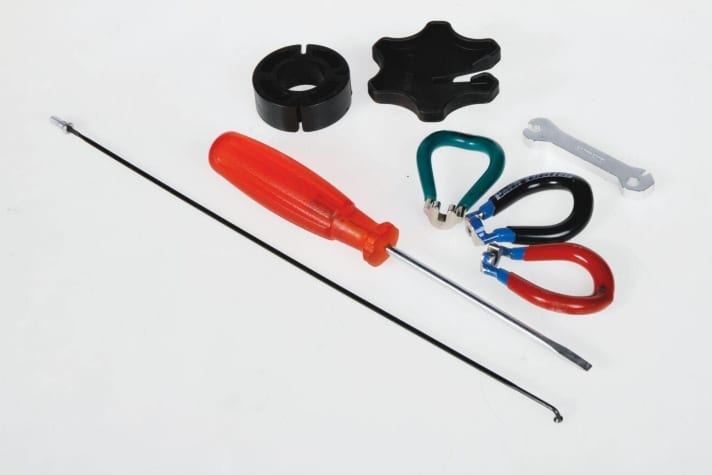   Diese Werkzeuge brauchen Sie: Standard-Nippelspanner in der passenden Größe oder Spezialnippelspanner für Mavic, Shimano oder andere Systemlaufräder, Schraubendreher, Werkzeug zum Gegenhalten von Messerspeichen, Hilfsspeiche zum Nippelzuführen.