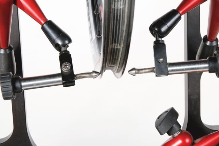   Zu große Seitenschläge deuten auf eine verformte Felge hin und können oft nicht vollständig korrigiert werden. Es könnte aber auch eine Speiche gebrochen sein. Wie Sie eine gebrochene Speiche ersetzen, zeigen wir weiter unten.