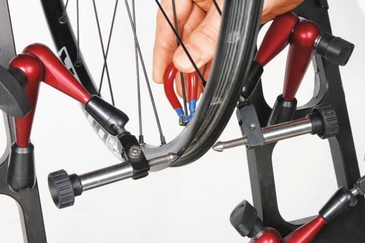   Meist ist es nicht eine Speiche alleine für den Seitenschlag verantwortlich. Korrigieren Sie die Spannung auch bei den benachbarten Speichen.