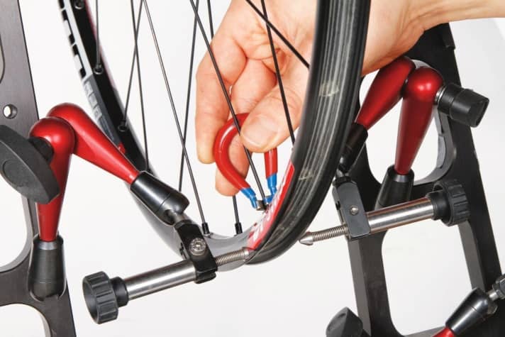   Verändern Sie die Speichenspannung nur in kleinen Schritten – höchstens eine Viertelumdrehung.