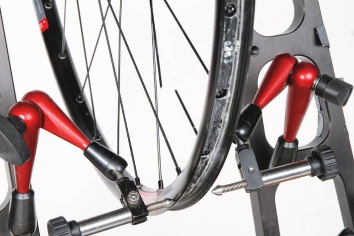   Achtert das Rad sehr stark, könnte eine gebrochene Speiche der Grund dafür sein. 