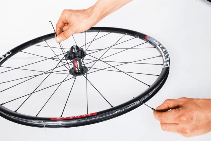   Achten Sie beim Entfernen der alten Speiche darauf, in welcher Richtung die Speiche durch den Nabenflansch steckte.