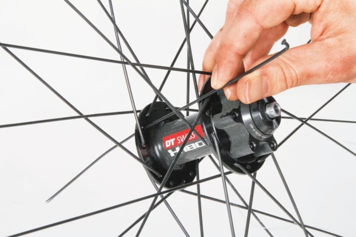   Wenn Sie die korrekte Speichenlänge nicht kennen, können Sie als Anhaltspunkt die gebrochenen Teile aneinander halten und die Länge messen. Ziehen Sie davon 1-3 mm ab, da sich die Speiche vor dem Bruch etwas gelängt hat.