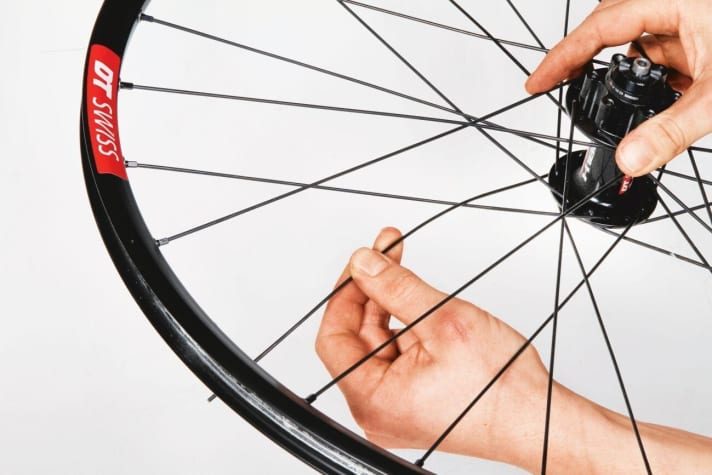   Die Speichen halten viel aus. Aber übertreiben Sie es nicht und achten Sie darauf, die Speiche nicht dauerhaft zu verbiegen.